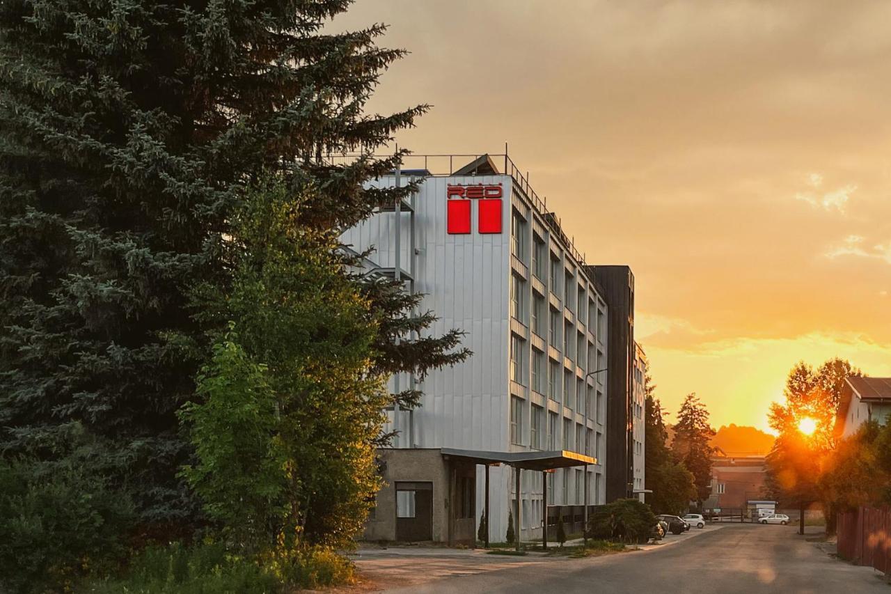 Hotel Double Red Cars Museum Breznóbánya Kültér fotó