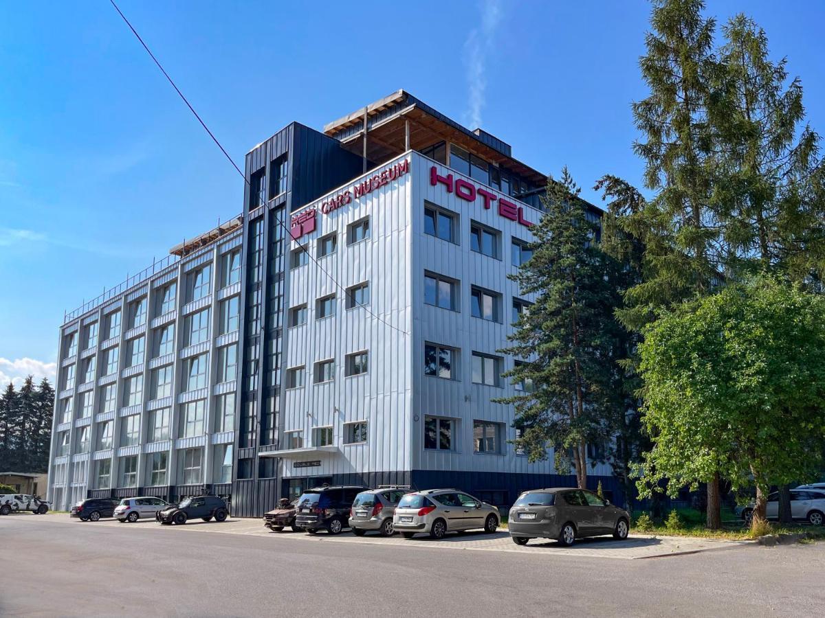 Hotel Double Red Cars Museum Breznóbánya Kültér fotó